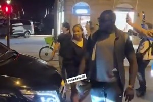 夺金后的詹姆斯 挂着金牌去狂欢！