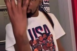 FIBA之王！KD面对镜头比出四根手指庆祝！