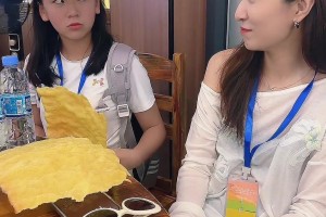 小菜鸡姐姐看到爸爸和小鲍妈妈吃饭碰杯 这表情是要把人吃掉哈~