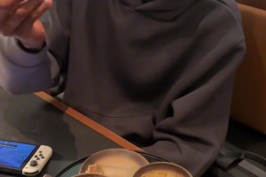 泡椒中国行来了！乔治在飞机上已经品尝了烧麦