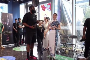 女主持说完话后，登哥为何爆发出杠铃一般的笑声？