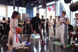 尴尬上了！哈登教小姐姐胯下运球 小姐姐穿的汉服