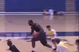 报告！有大人欺负小学生 詹姆斯跟小朋友打球稀有视频