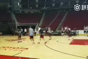 物是人非！当年火箭队内训练周琦换防后单防哈登！