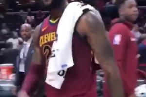 笑死了！骑士时期韦德与詹姆斯和乐福先后击掌，画风突变！