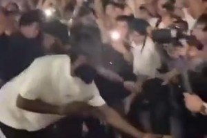 ❤️暖！摄影师不慎摔倒 哈登见状立马上前将他扶起