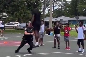 打个球带把枪很正常把 美国警察和黑人小哥打单挑