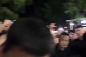 哈登降临徐家汇篮球公园，给球迷签名！