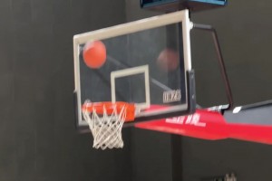 鹏指导带队训练 亲自示范三分和扣篮