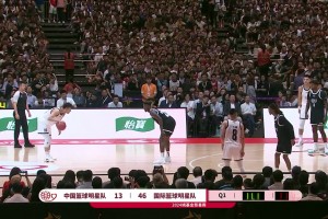 這球打得很硬啊！叢明晨首節末單挑巴特勒上籃打進，完成准壓哨
