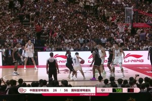 以小盖大！登哥在篮下送给李晓旭一记钉板大帽！