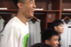热心观众！库里此前中国行时被粉丝问如何成为像库里一样的扣将！