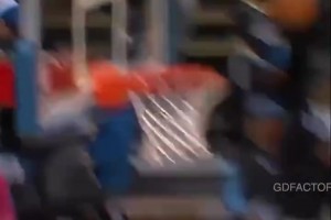 超级名场面！库里和杜兰特“爆头”球迷，连忙上前安慰！