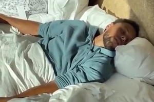 早上库里被叫起床的懵逼模样 是不是跟你一样