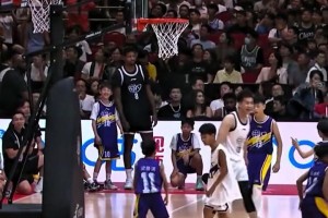 郭艾伦陪小孩哥们玩儿的不亦乐乎