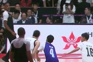 帅不过三秒，郭艾伦劈扣后遭遇隔扣