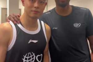 都是穿8号！方硕晒和乔治合影：新球队祝你一切好运！