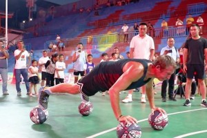 NBA训练师加农·贝克现身村BA授课，基本功训练难倒众人