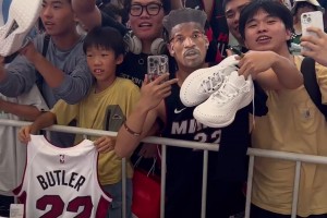 巴特勒ins分享中国热情球迷 中间带面具的哥们有点抢镜