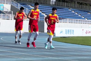 中锋组加练！徐杰&胡金秋&付豪中国男篮集训顶着烈日长跑