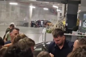 没那么容易脱身 东契奇被球迷团团围住要签名