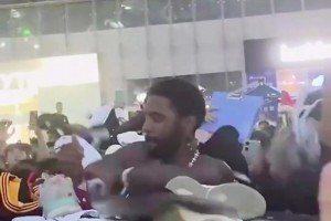 这场面也是第一次见~ 欧文签名衣服鞋子满天飞