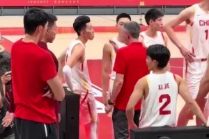 昨日球迷场边拍摄，张镇麟与徐杰握手，两人友好互动！