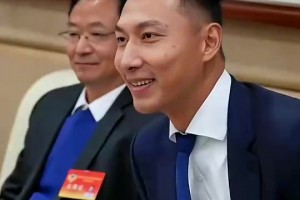 希望别塌房呀！易建联此前作为市政协委员参加东莞两会