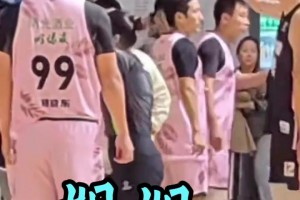 相当炸裂啊！第一次看到裁判要打架，球员拉着劝架.....
