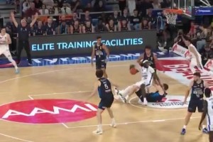 脾气依旧这么火爆！哈雷尔在澳洲联赛NBL与对手发生冲突打架