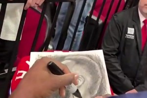 此前回火箭主场时，一名女火密找登哥签名，这画功真强啊！