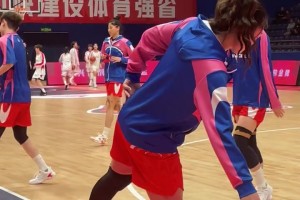 李梦赛前热身，近景看，这大腿有点东西啊