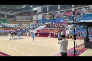 野球场第一后卫！庞峥麟晃倒防守球员接不看人背传助攻队友