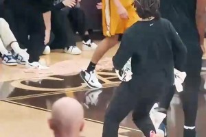 这个擦地的小伙子看来给詹姆斯留下了深刻的印象！