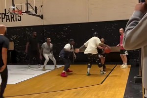 这球有的人说是走步，有的人说是好球，有懂行的吧友来评评嘛？