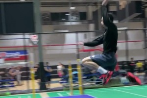 弹跳惊人！陈登星一跃飞过乒乓球台！