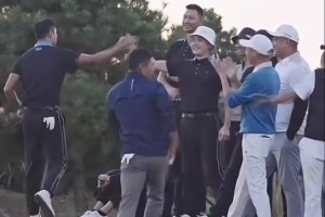再次出现在大众视野！易建联与好友一同打高尔夫，笑容温暖纯真