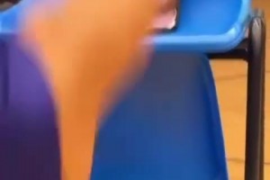 这是为何？小球迷练投篮，在面前放了张詹姆斯的照片