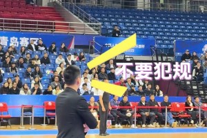 场上空耳，急死杨导！把“不要犯规”错听“要犯规”...