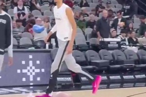 各种突破想象的动作！文班亚马这臂展实在太吓人了！