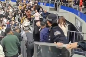新疆vs山西齐麟与古德温冲突 赛后疑似出现球迷拿瓶子砸球员