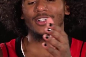 哎呀，我的眼睛！杰伦-格林这指甲油涂得太骚了！