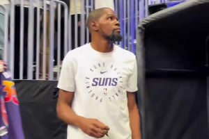 美女记者周玲安站在2米08的小波特身边，简直大长腿既视感