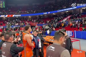 人气是真高啊！洛夫顿赛后接过薯片，随后热情地给球迷签名