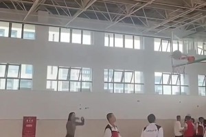 这样的班主任谁看了不迷糊！随手一投引来学生尖叫不断！