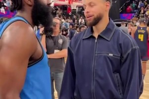 聊啥呢？哈登和库里赛后有说有笑击掌拥抱