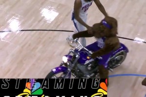 就问你慌不慌？恩比德赛前还调戏了一下爵士的吉祥物