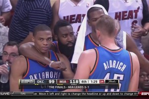 哈登威少杜兰特三人落寞地站在一起，没想到这竟是雷霆三少最终定格