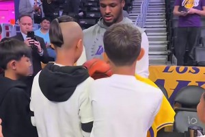 湖人新秀布朗尼面对小球迷有求必应，真的一点架子都没有啊！