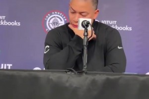泰伦卢调侃哈登：他那个火柴盒弹跳，不知为何总能抢到篮板